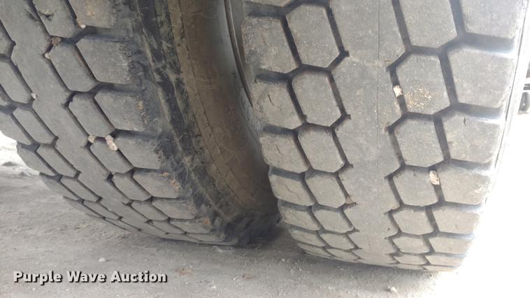 image for item L5650 1997 Mack CH613 semi truck