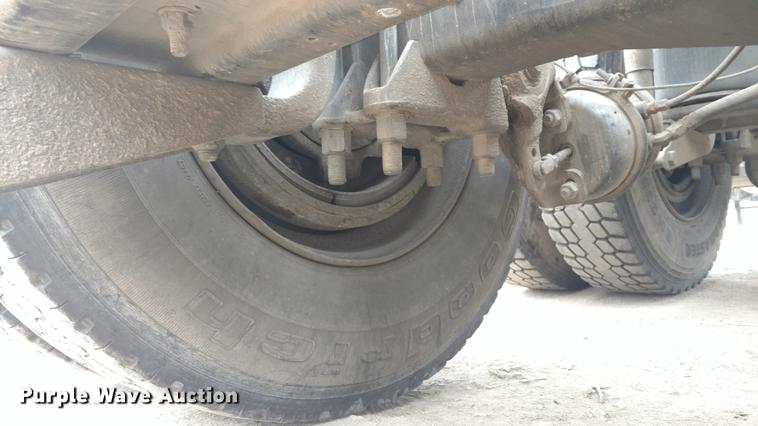 image for item L5650 1997 Mack CH613 semi truck