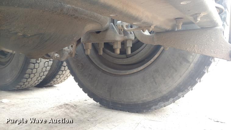 image for item L5650 1997 Mack CH613 semi truck