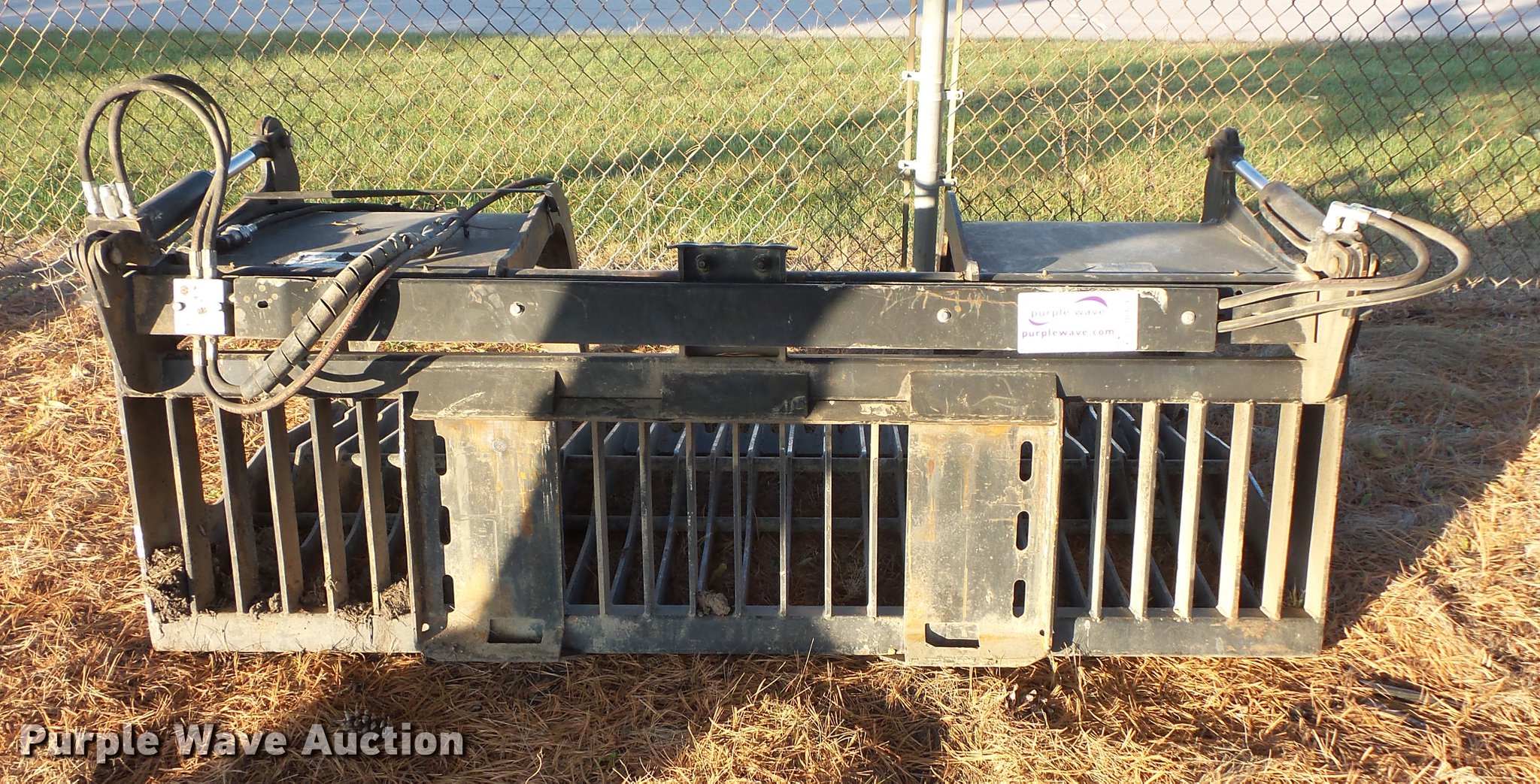 Berlon grapple bucket in East Moline, IL Item DC6262 sold Purple Wave