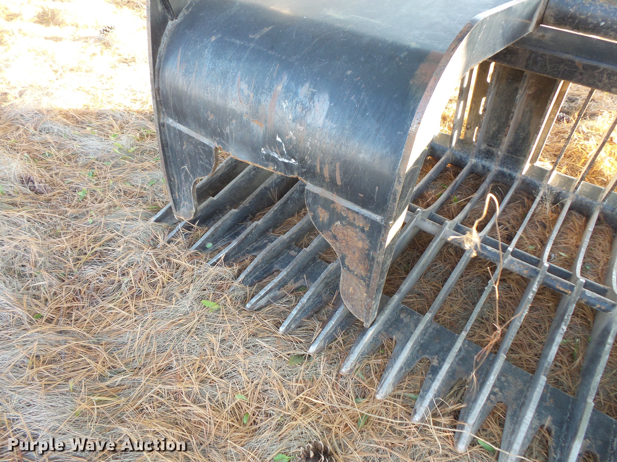 Berlon grapple bucket in East Moline, IL Item DC6262 sold Purple Wave