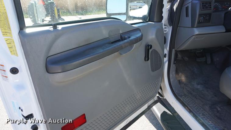 image for item DB0254 2004 Ford F550 utility truck