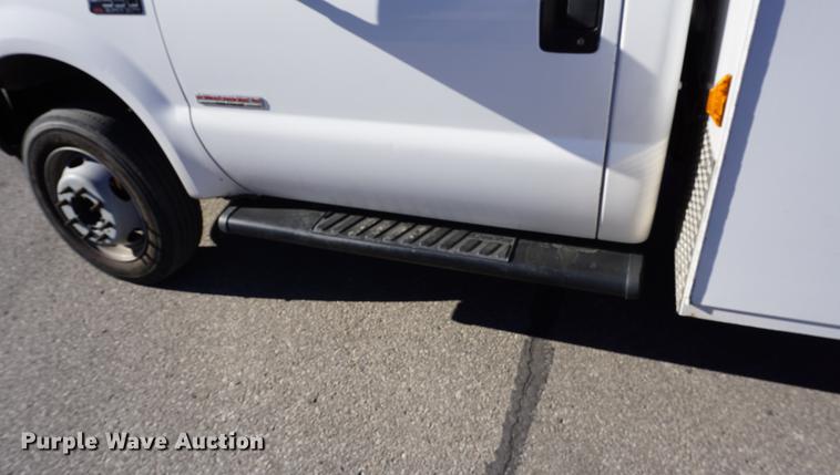 image for item DB0254 2004 Ford F550 utility truck