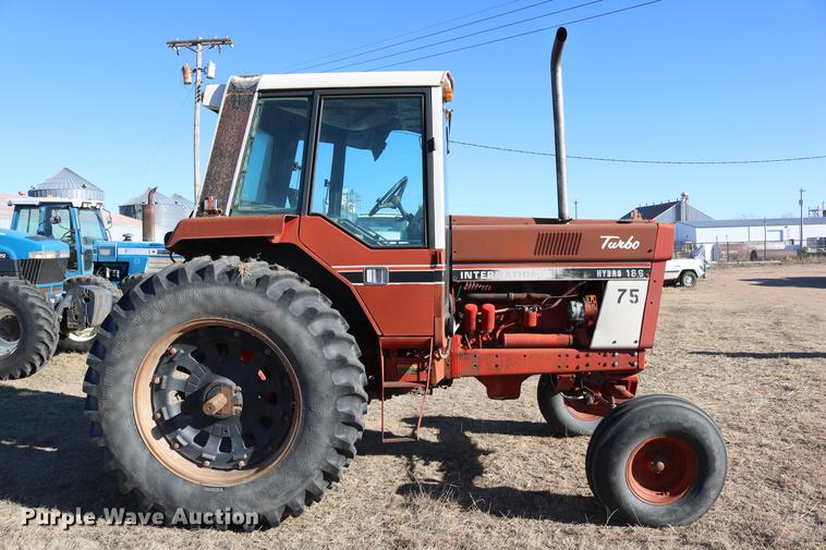 image for item DC3590 1977 International Hydro 186 tractor