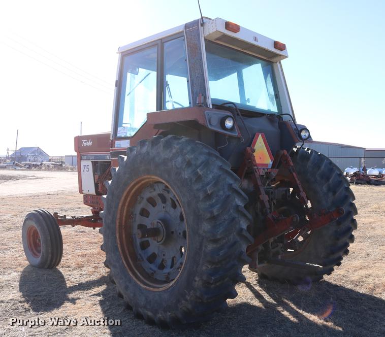 image for item DC3590 1977 International Hydro 186 tractor