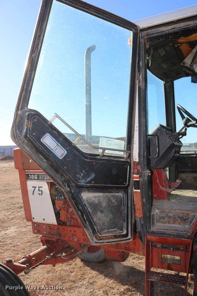 image for item DC3590 1977 International Hydro 186 tractor