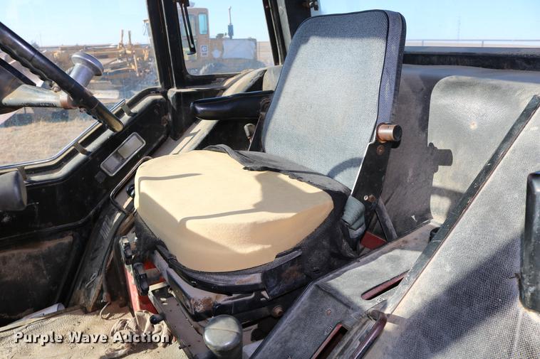 image for item DC3590 1977 International Hydro 186 tractor