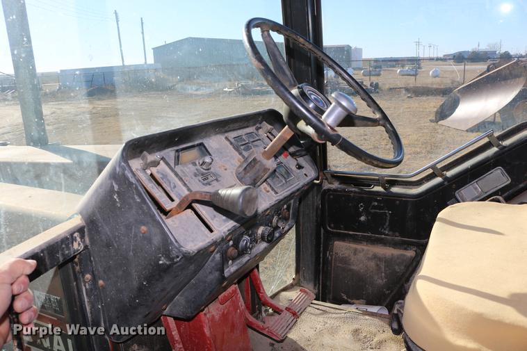 image for item DC3590 1977 International Hydro 186 tractor