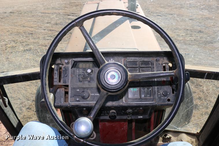 image for item DC3590 1977 International Hydro 186 tractor