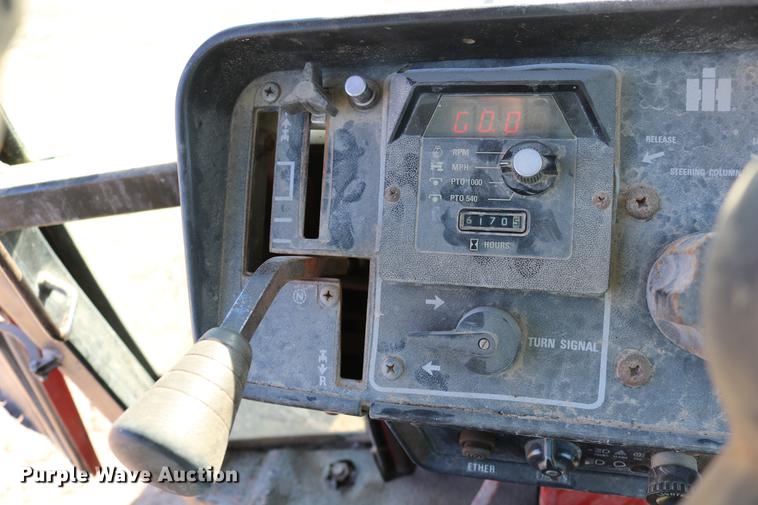 image for item DC3590 1977 International Hydro 186 tractor