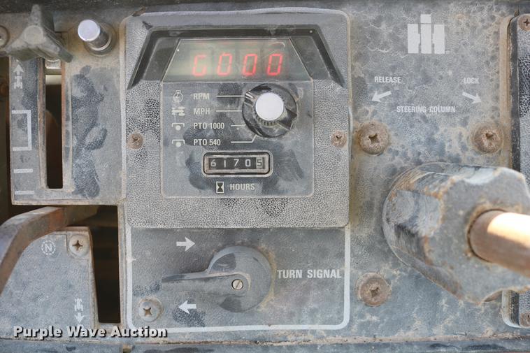 image for item DC3590 1977 International Hydro 186 tractor