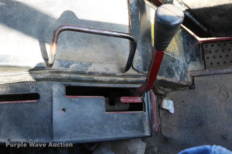 image for item DC3590 1977 International Hydro 186 tractor