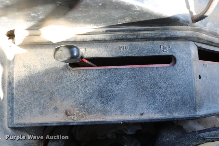 image for item DC3590 1977 International Hydro 186 tractor