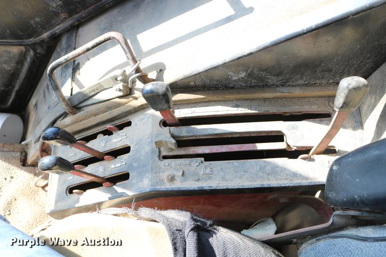 image for item DC3590 1977 International Hydro 186 tractor