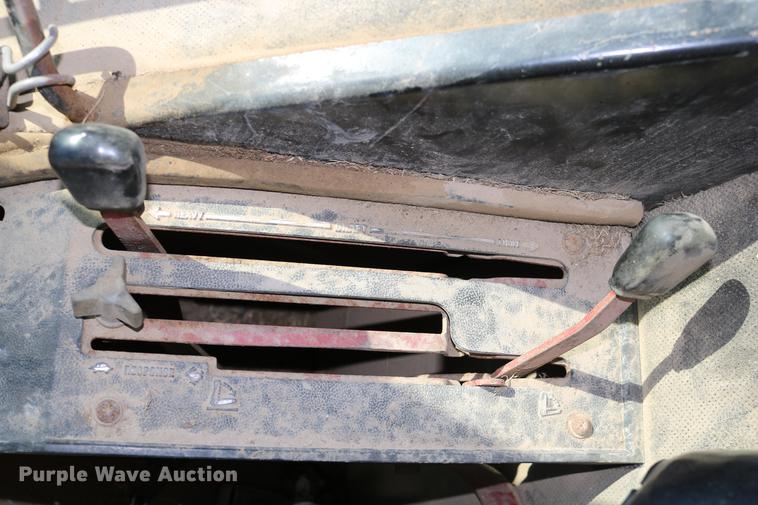 image for item DC3590 1977 International Hydro 186 tractor