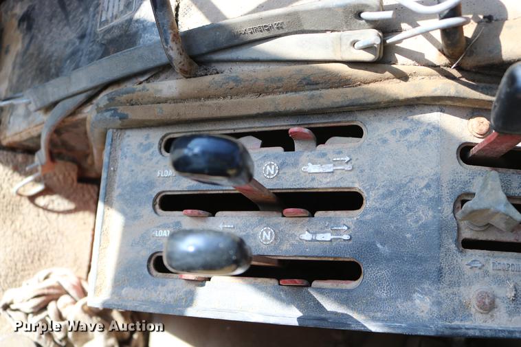 image for item DC3590 1977 International Hydro 186 tractor