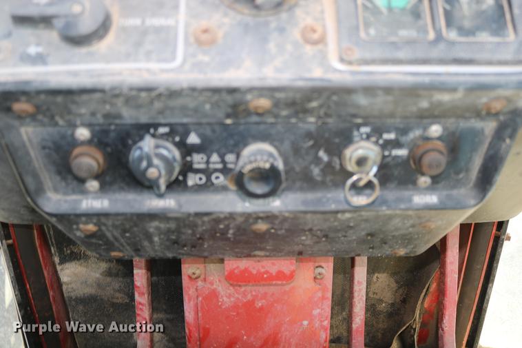 image for item DC3590 1977 International Hydro 186 tractor