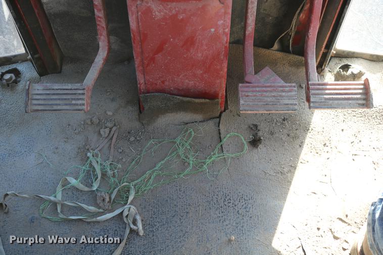 image for item DC3590 1977 International Hydro 186 tractor