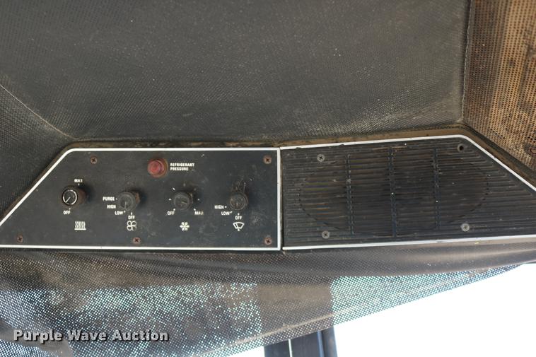 image for item DC3590 1977 International Hydro 186 tractor