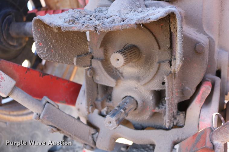 image for item DC3590 1977 International Hydro 186 tractor