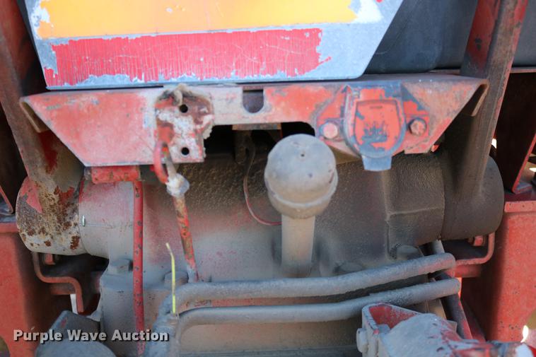 image for item DC3590 1977 International Hydro 186 tractor