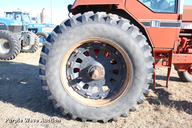 image for item DC3590 1977 International Hydro 186 tractor