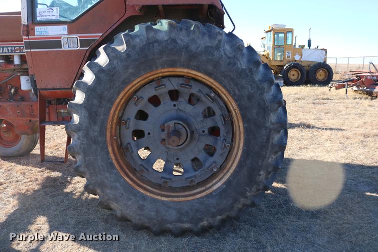 image for item DC3590 1977 International Hydro 186 tractor