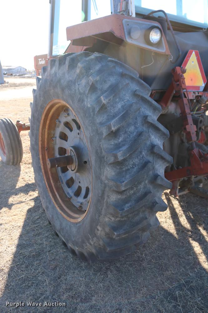 image for item DC3590 1977 International Hydro 186 tractor