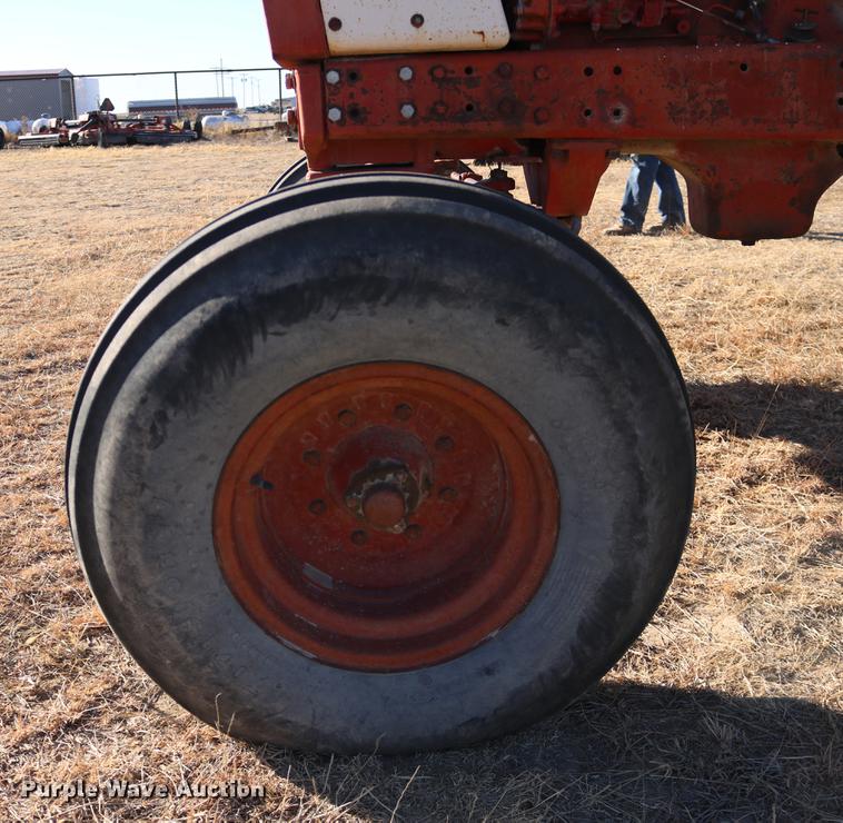 image for item DC3590 1977 International Hydro 186 tractor