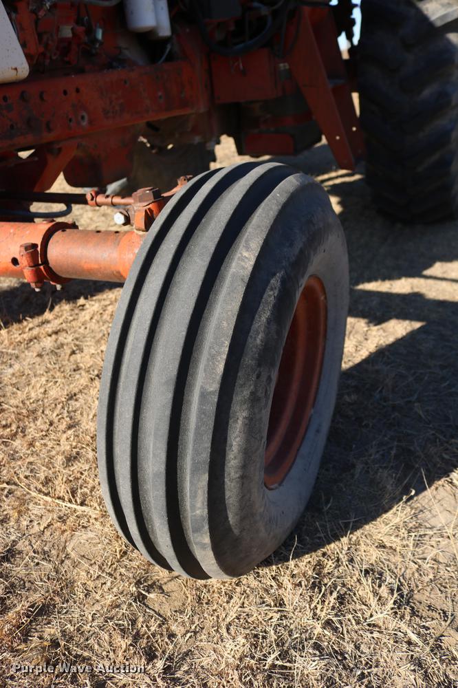 image for item DC3590 1977 International Hydro 186 tractor