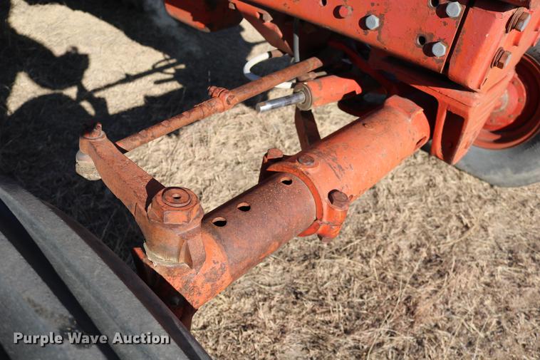 image for item DC3590 1977 International Hydro 186 tractor