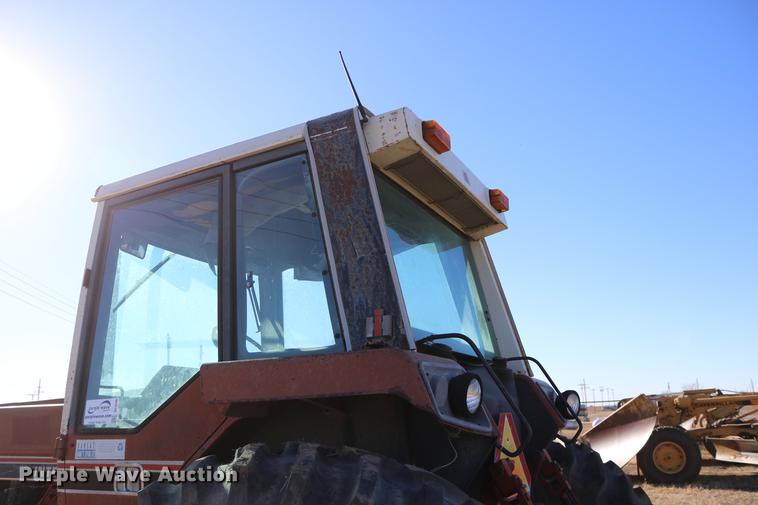 image for item DC3590 1977 International Hydro 186 tractor