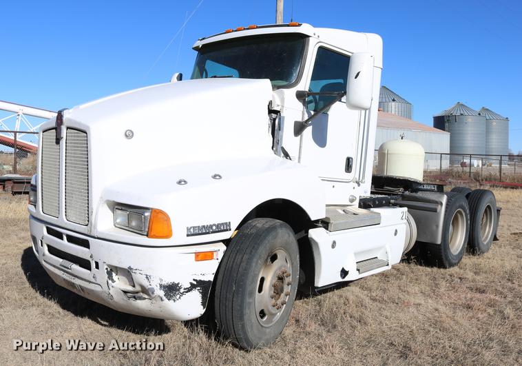 image for item DC3593 2007 Kenworth T600 semi truck