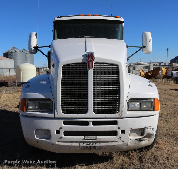 image for item DC3593 2007 Kenworth T600 semi truck