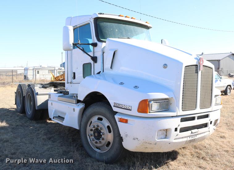 image for item DC3593 2007 Kenworth T600 semi truck