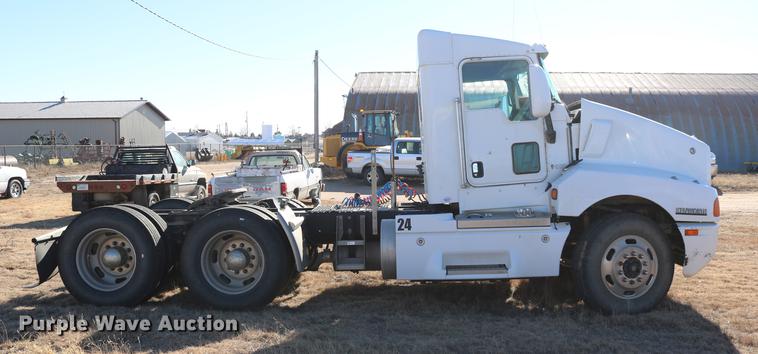 image for item DC3593 2007 Kenworth T600 semi truck