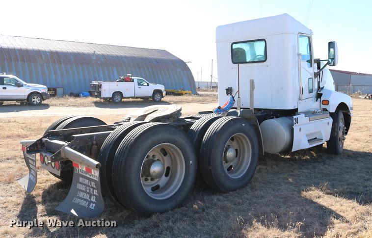 image for item DC3593 2007 Kenworth T600 semi truck