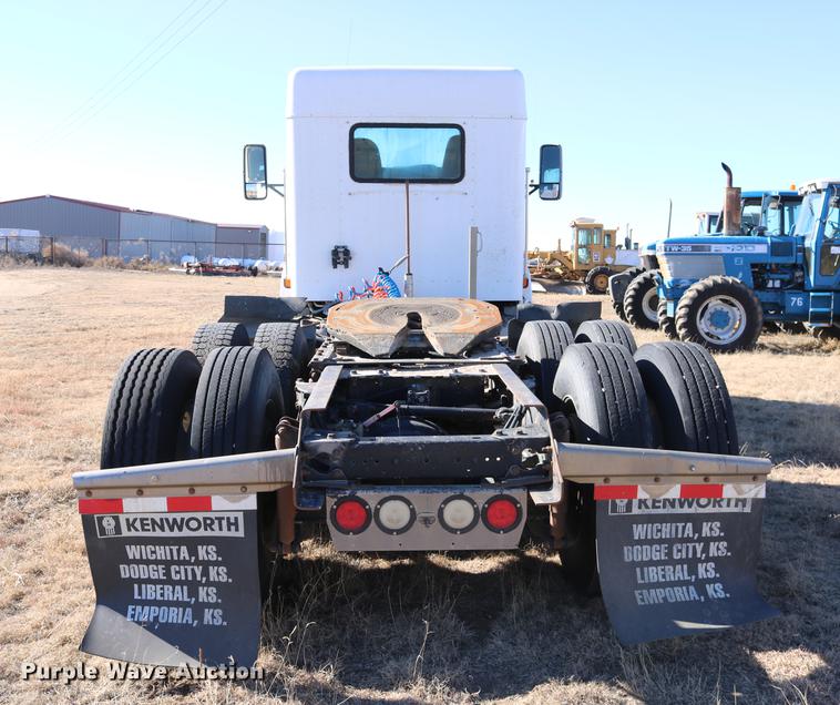 image for item DC3593 2007 Kenworth T600 semi truck