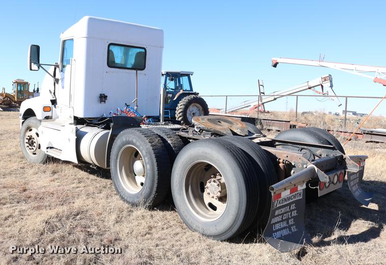image for item DC3593 2007 Kenworth T600 semi truck