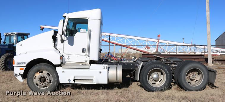 image for item DC3593 2007 Kenworth T600 semi truck