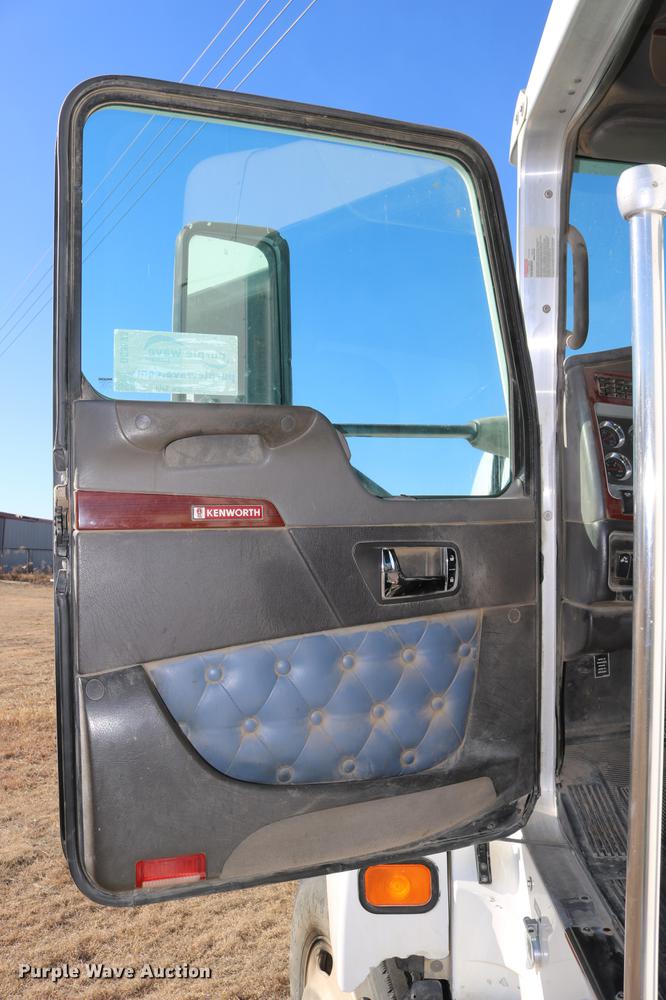 image for item DC3593 2007 Kenworth T600 semi truck