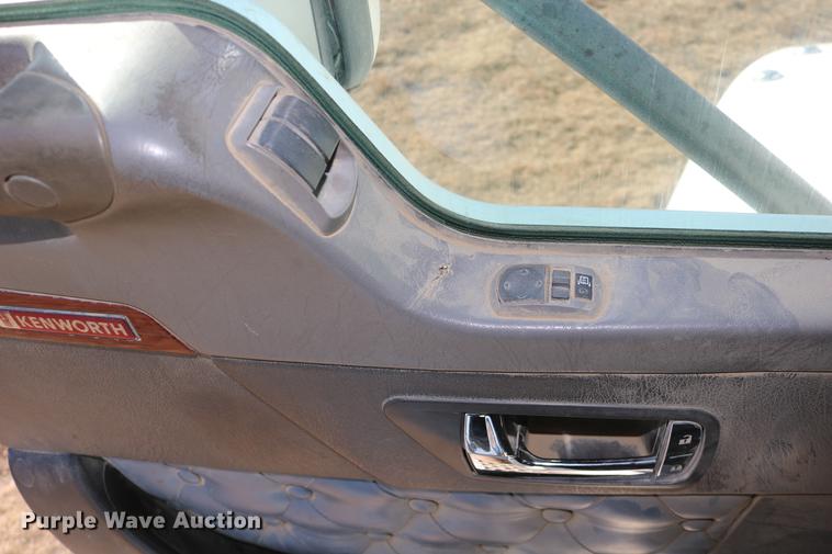 image for item DC3593 2007 Kenworth T600 semi truck