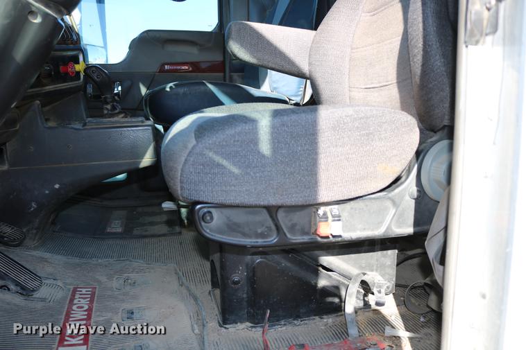 image for item DC3593 2007 Kenworth T600 semi truck