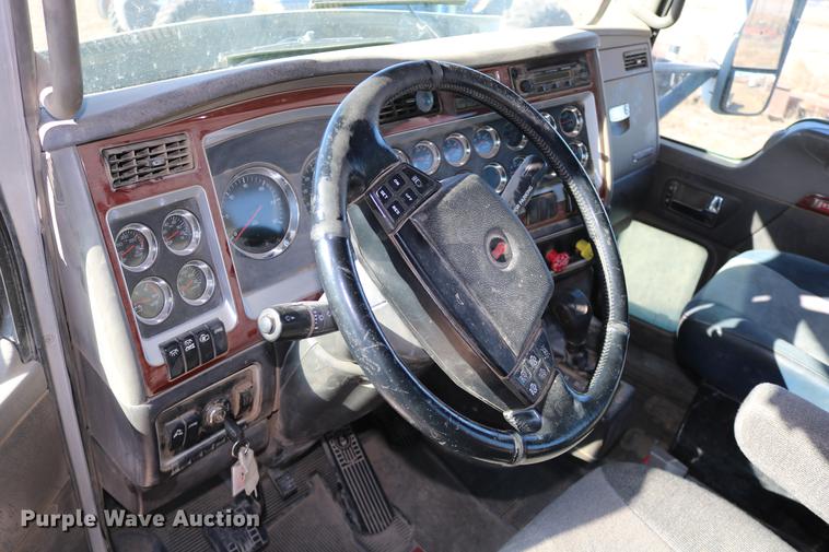 image for item DC3593 2007 Kenworth T600 semi truck