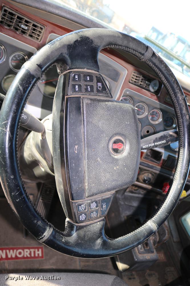 image for item DC3593 2007 Kenworth T600 semi truck