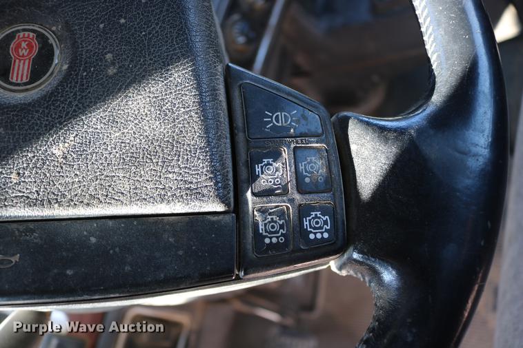 image for item DC3593 2007 Kenworth T600 semi truck