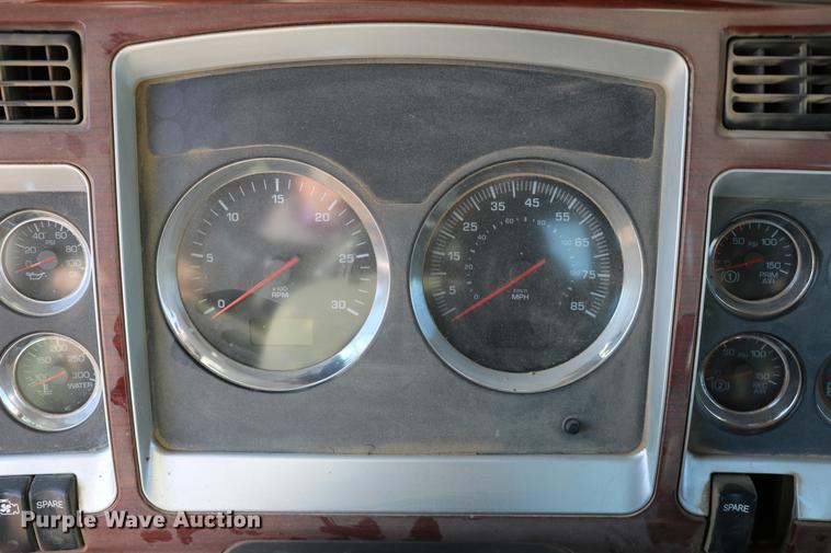 image for item DC3593 2007 Kenworth T600 semi truck