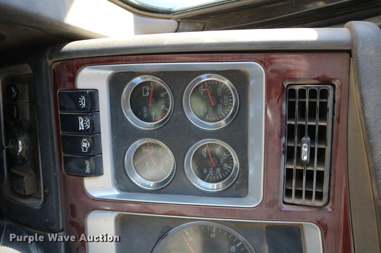 image for item DC3593 2007 Kenworth T600 semi truck