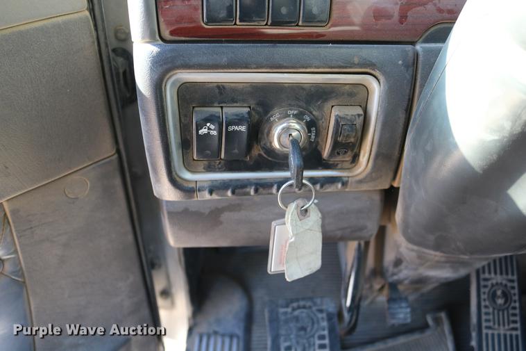 image for item DC3593 2007 Kenworth T600 semi truck