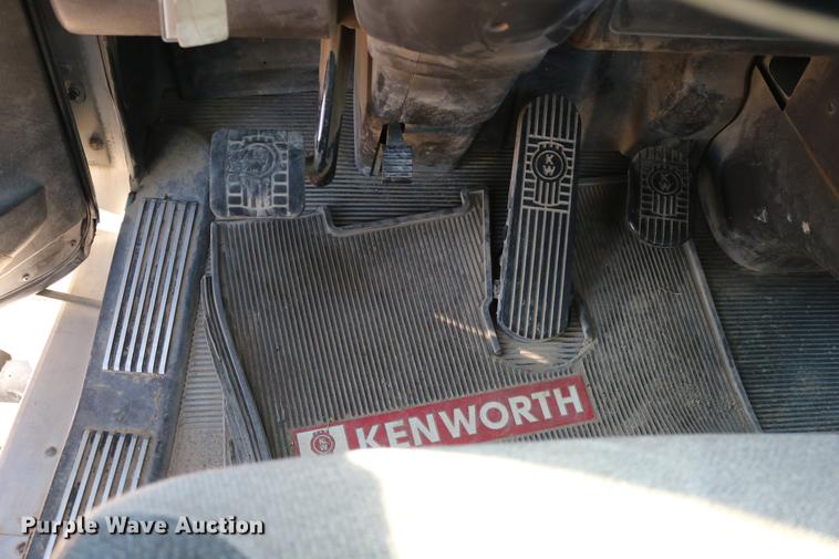 image for item DC3593 2007 Kenworth T600 semi truck